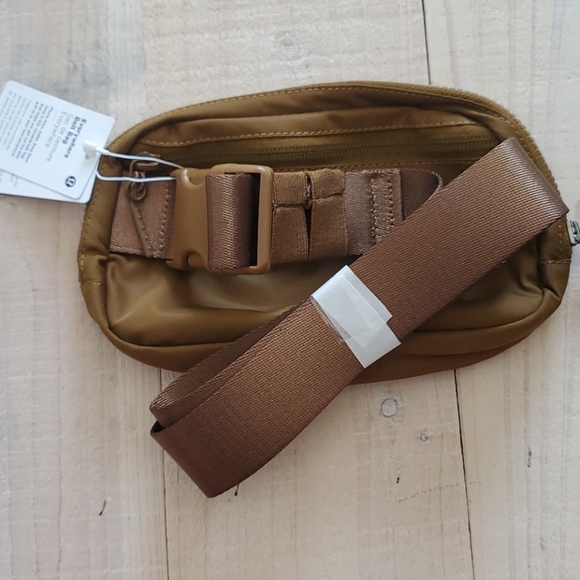 NWT Lululemon Everywhere belt bag - Picture 3 of 5